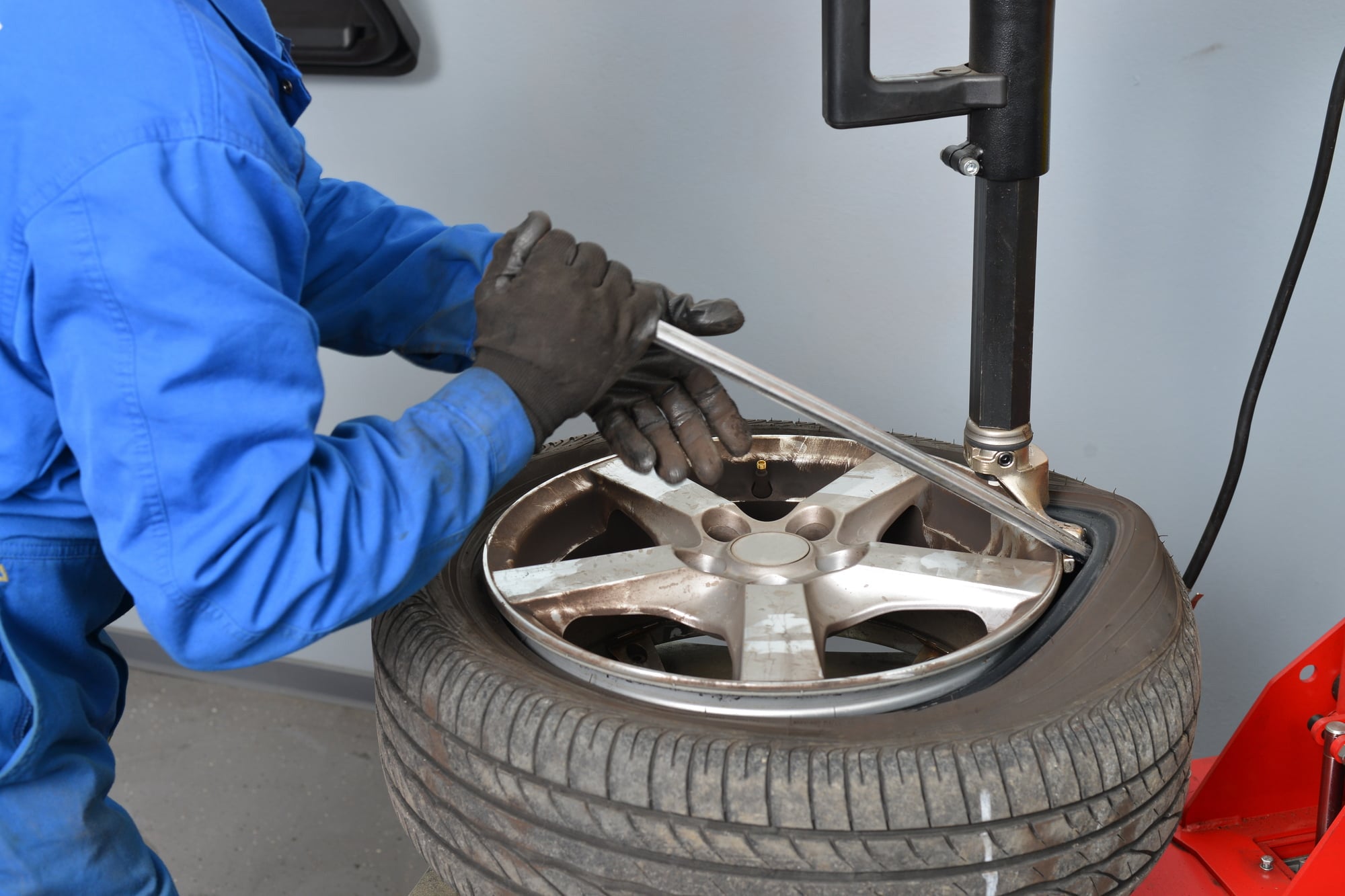 Tire and wheel shop service bay in California